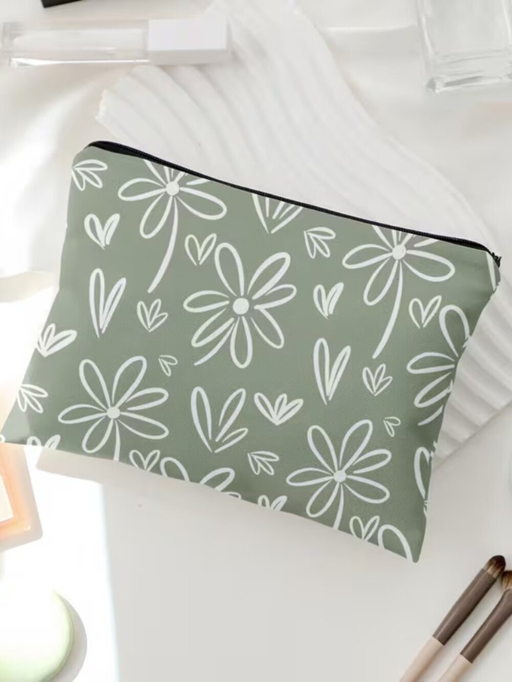 Floral Cosmetic Bag, Printed with Fresh White Daisy Line Patterns